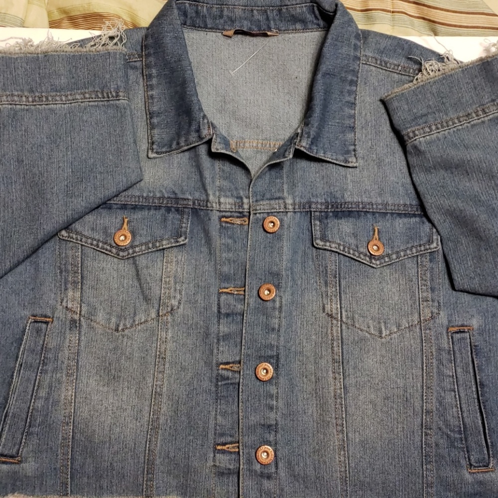 Stylish Cropped Jean Jacket - Picture 4 of 6